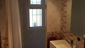 Shower pijat air, pengering rambut, handuk, dan sabun