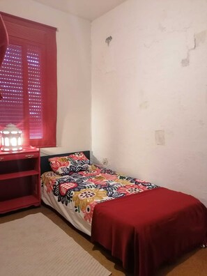 1 dormitori, caixa forta a l'habitació i cortines opaques