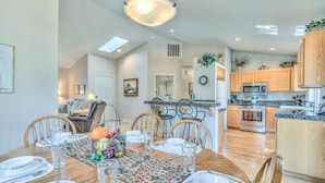 House, 2 Queen Beds (Ollalie - Unit 7) | Dining - Ollalie Lane 7 (Bend)