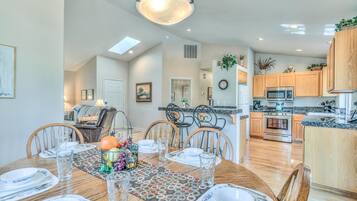 House, 2 Queen Beds (Ollalie - Unit 7) | Dining