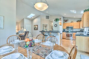 House, 2 Queen Beds (Ollalie - Unit 7) | Dining - Ollalie Lane 7 (Bend)