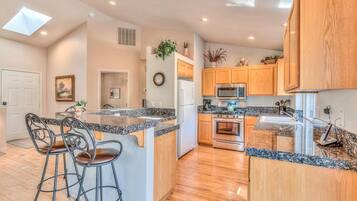 Rumah, 2 Tempat Tidur Queen (Ollalie - Unit 7) | Dapur pribadi