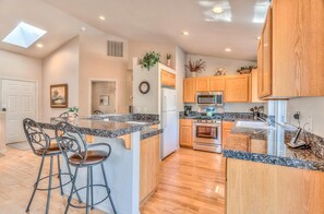 House, 2 Queen Beds (Ollalie - Unit 7) | Private kitchen - Ollalie Lane 7 (Bend)