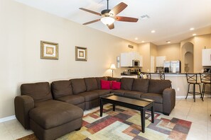 Huis, meerdere bedden, privézwembad, uitzicht op zwembad | Woonkamer | Een 42-inch televisie met kabelzenders