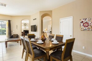 Huis, meerdere bedden, privézwembad, uitzicht op zwembad | Privékeuken | Een koelkast, een magnetron, een kookplaat, een vaatwasser