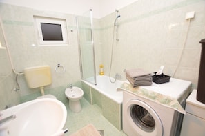 Bathroom | Shower, towels, toilet paper - Apartment Napoleon (Zminj)