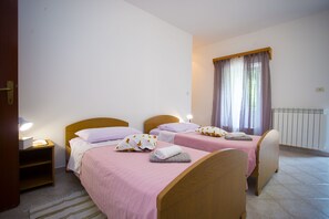 1 soverom, strykejern/-brett og barnesenger (inkludert)