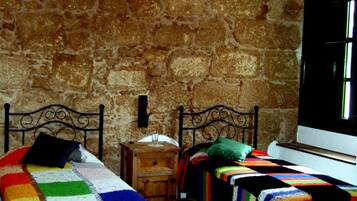 2 dormitorios, tabla de planchar con plancha, ropa de cama