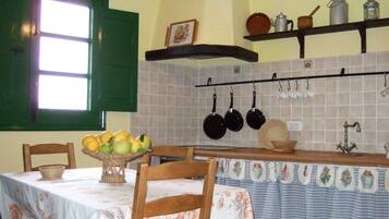 Frigorífico, hervidor eléctrico, trona infantil y utensilios de cocina