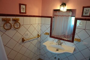 Đồ dùng nhà tắm miễn phí, máy sấy tóc, khăn tắm 