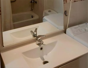 Apartment, 1 Bedroom, Smoking, Balcony | Bathroom | Combined shower/tub, towels