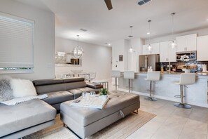 Apartment, Mehrere Betten (4802 LL Dream Getaway Luxury Townhome) | Wohnbereich