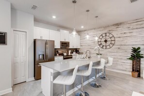 Huoneisto, useita sänkyjä (4802 LL Dream Getaway Luxury Townhome) | Yksityinen keittiö