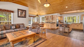 Casa, varias camas (Acacia - Unit 2) | Área de sala de estar | Tenis de mesa, libros y estéreo