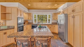 House, Multiple Beds (Acacia - Unit 2) | Private kitchen | Blender, freezer