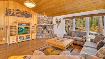 House, Multiple Beds (Acacia - Unit 2) | Living area | Ping pong, books, stereo