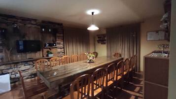 Casa, 6 dormitoris, fumadors, piscina privada | Servei de restauració