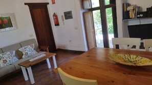 Hus - 2 soveværelser - ryger - terrasse | Stue