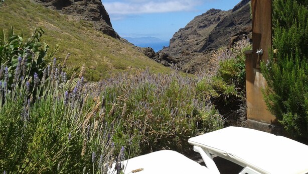 A mountain landscape with a white chair and a wooden door. - Enjoy Casa Rural La Tinta (Buenavista del Norte)