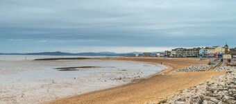 Cosy 2-bed Apartment Near the Beach in Morecambe