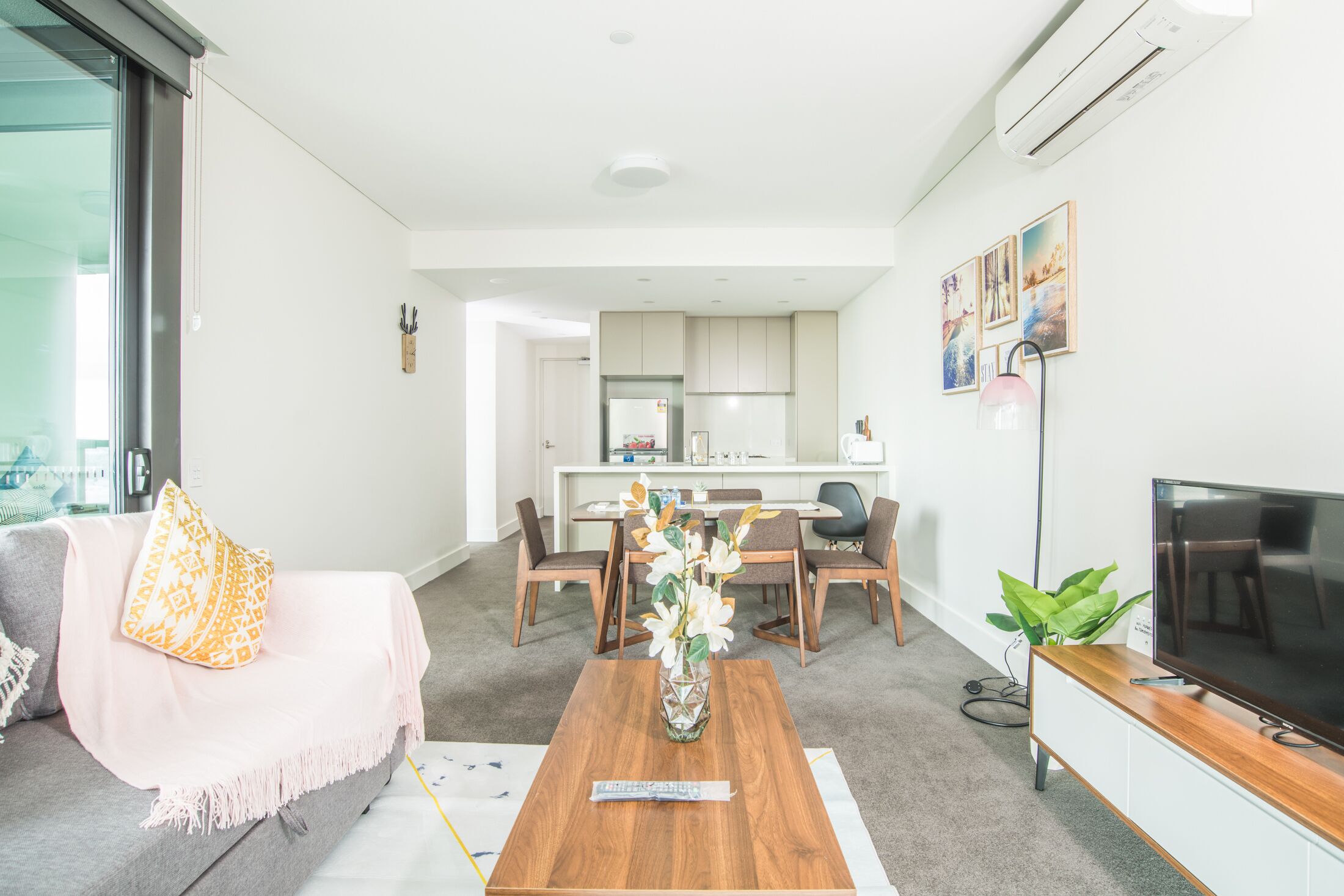 Ein modernes Wohnzimmer mit Sofa, Couchtisch und TV-Schrank.