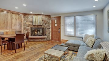 Condo, 2 Bedrooms | Living area