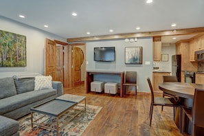 Condo, 2 Bedrooms | Living area