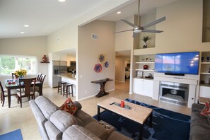 Smart-TV, Kamin, Arbeitsbereiche