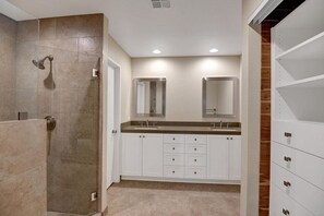 Shower, hair dryer, towels, soap - Palm Valley Country Club, remodeled 1647 SF, 3BD, 2BA on 18th tee, w/golf cart (Palm Desert)