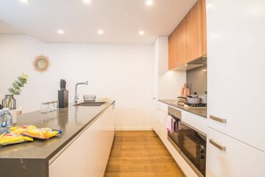 Apartemen (2 Bedrooms) | Dapur pribadi | Oven, kompor, dan mesin pencuci piring