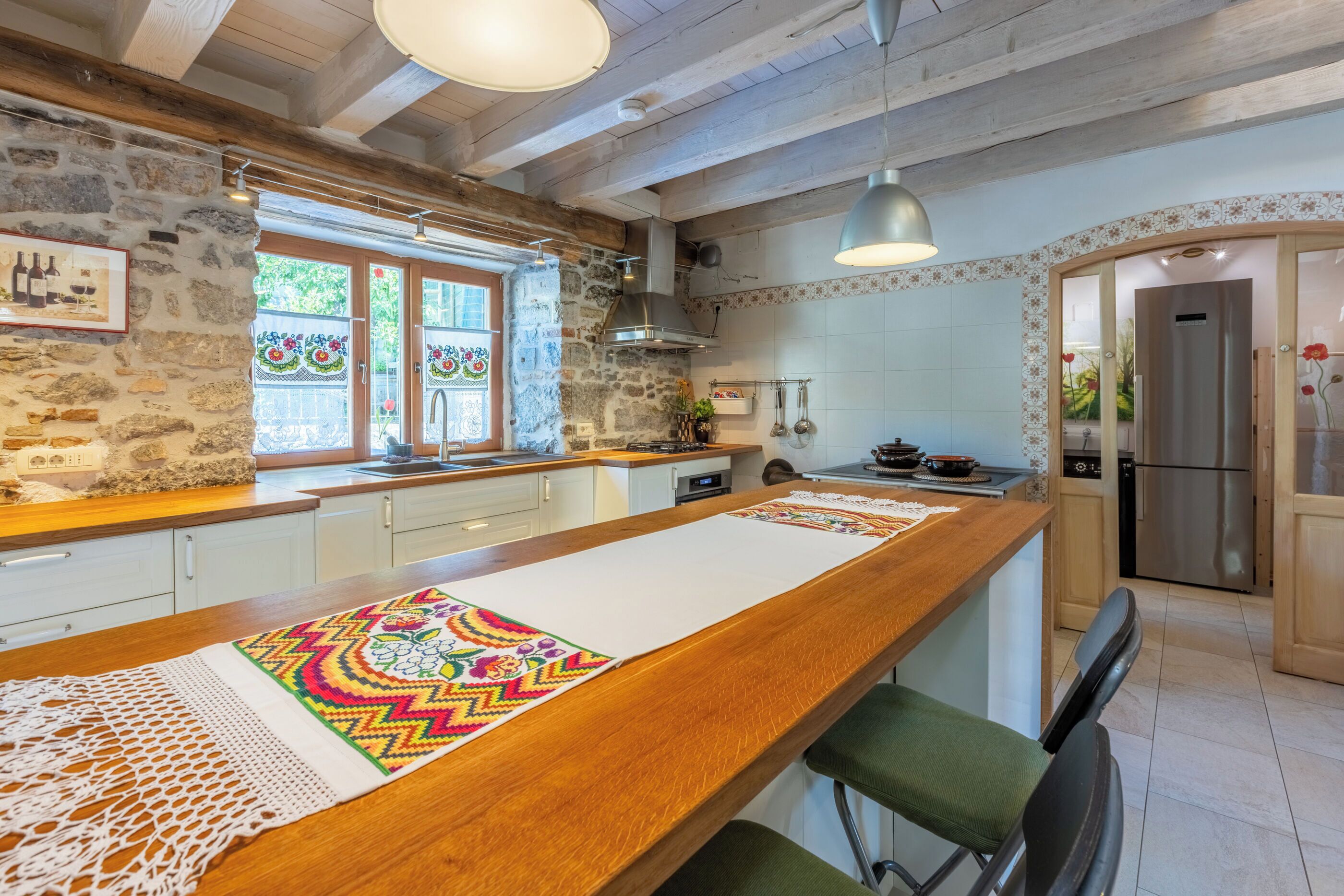 Talo | Yksityinen keittiö | Jääkaappi, mikroaaltouuni, uuni, liesi