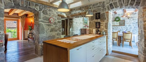 House | Private kitchen | Fridge, microwave, oven, stovetop