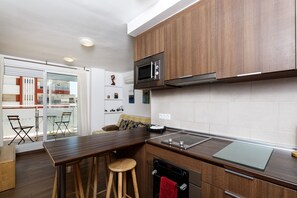 Kylskåp, mikrovågsugn, vattenkokare och grytor/köksredskap
