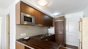 Fridge, microwave, electric kettle, cookware/dishes/utensils - Beautiful and Modern 1b apt big Terrace 150 m From the Beach of Torre del Mar (Velez-Malaga)