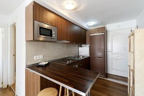 Fridge, microwave, electric kettle, cookware/dishes/utensils - Beautiful and Modern 1b apt big Terrace 150 m From the Beach of Torre del Mar (Velez-Malaga)