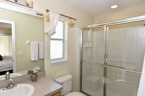 Casa, varias camas, alberca privada, vista a la alberca | Baño | Toallas 
