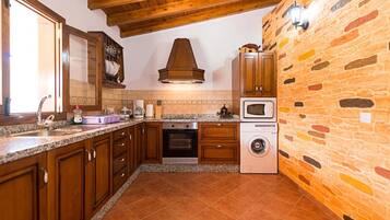 House, 3 Bedrooms, Accessible, Smoking | Private kitchen