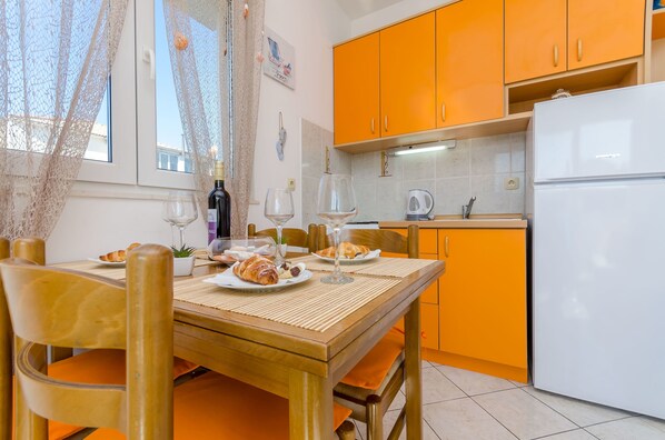 Private kitchen | Fridge, microwave, oven, stovetop