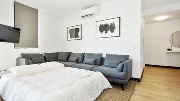 2 bedrooms, iron/ironing board, travel cot, WiFi