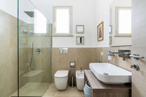 Douche, sèche-cheveux, serviettes fournies