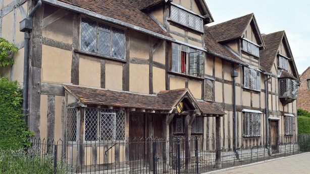 Un bâtiment traditionnel à colombages, doté d’une entrée fermée par un portail et d’un petit porche.