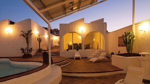 A modern outdoor patio with a swimming pool, white walls, and arched seating areas. - Terrazas del Mar Villa on the Beach Sea Terrace Wifi Free Golf Ecological House (Telde)