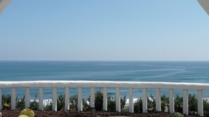 A coastal view through an arched window with a white railing, overlooking the sea. - Terrazas del Mar Villa on the Beach Sea Terrace Wifi Free Golf Ecological House (Telde)