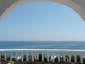 A coastal view through an arched window with a white railing, overlooking the sea. - Terrazas del Mar Villa on the Beach Sea Terrace Wifi Free Golf Ecological House (Telde)