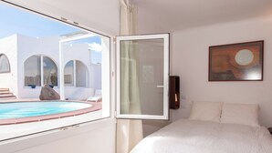 A bedroom with a bed, a painting, a view of a pool, and a white wall. - Terrazas del Mar Villa on the Beach Sea Terrace Wifi Free Golf Ecological House (Telde)