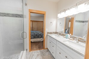 House, Multiple Beds (Splitrock - Unit 3) | Bathroom | Towels