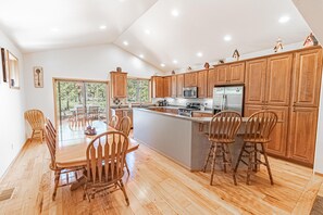 House, Multiple Beds (Splitrock - Unit 3) | Private kitchen - Splitrock Lane 3 (Bend)