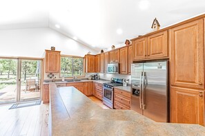 House, Multiple Beds (Splitrock - Unit 3) | Private kitchen - Splitrock Lane 3 (Bend)