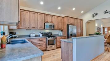 House, Multiple Beds (Splitrock - Unit 3) | Private kitchen