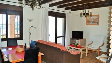 House, 2 Bedrooms, Smoking, Balcony | Dining